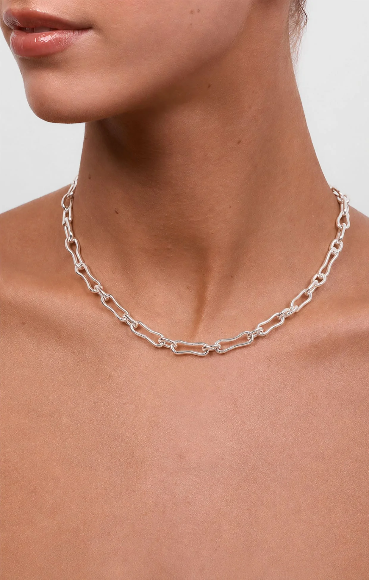 CONTOUR LINK NECKLACE IN SILVER - Image 2