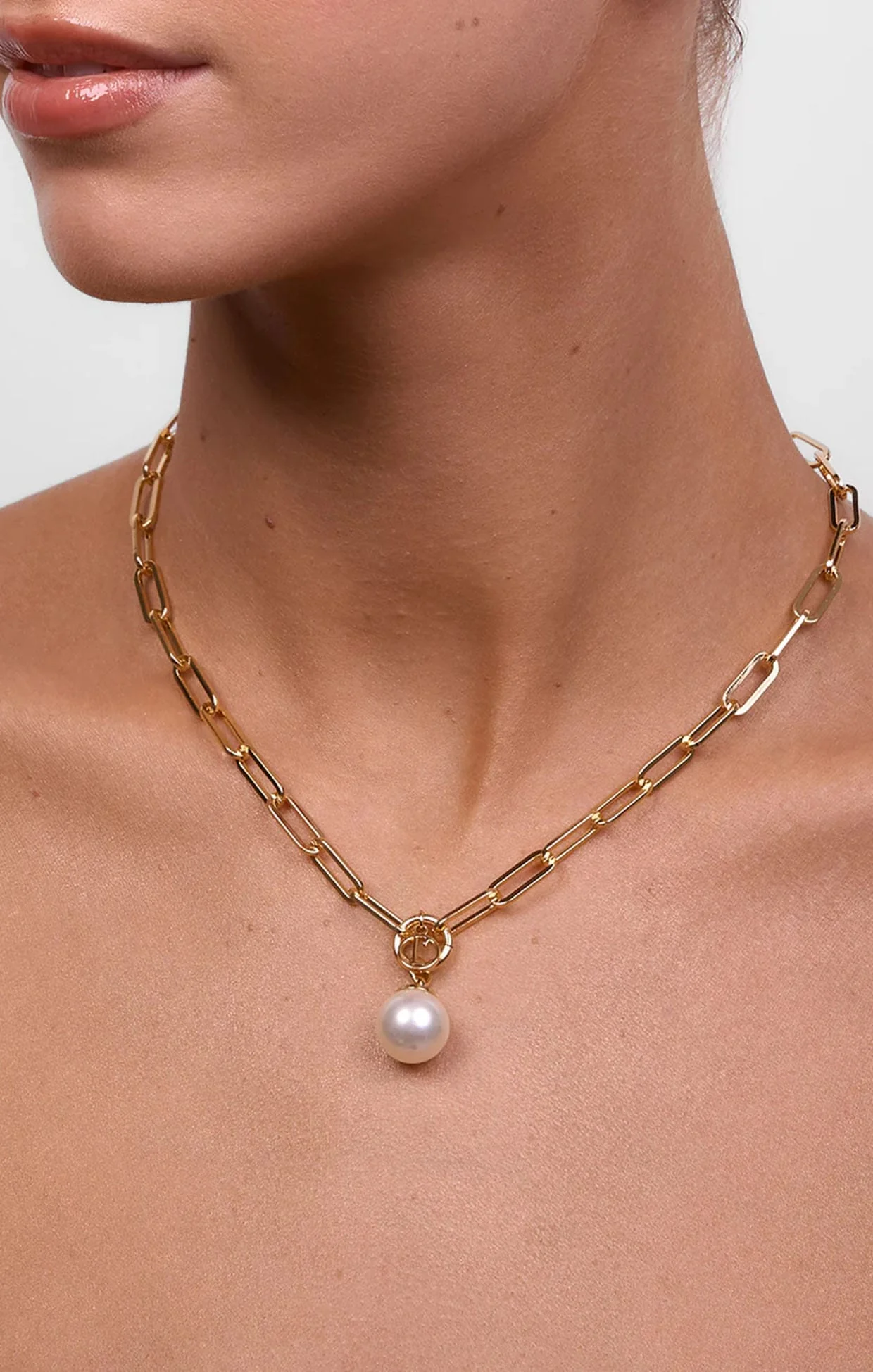 HAYLEY PEARL NECKLACE IN GOLD - Image 2