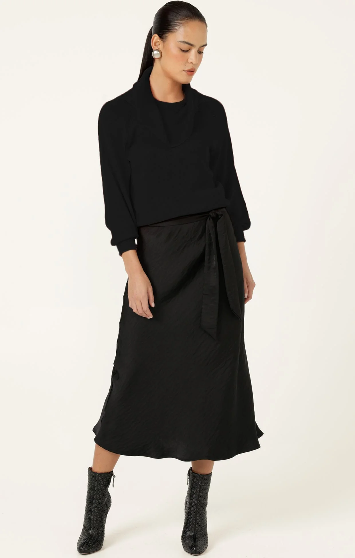 LUXE BIAS MIDI SKIRT IN BLACK - Image 3