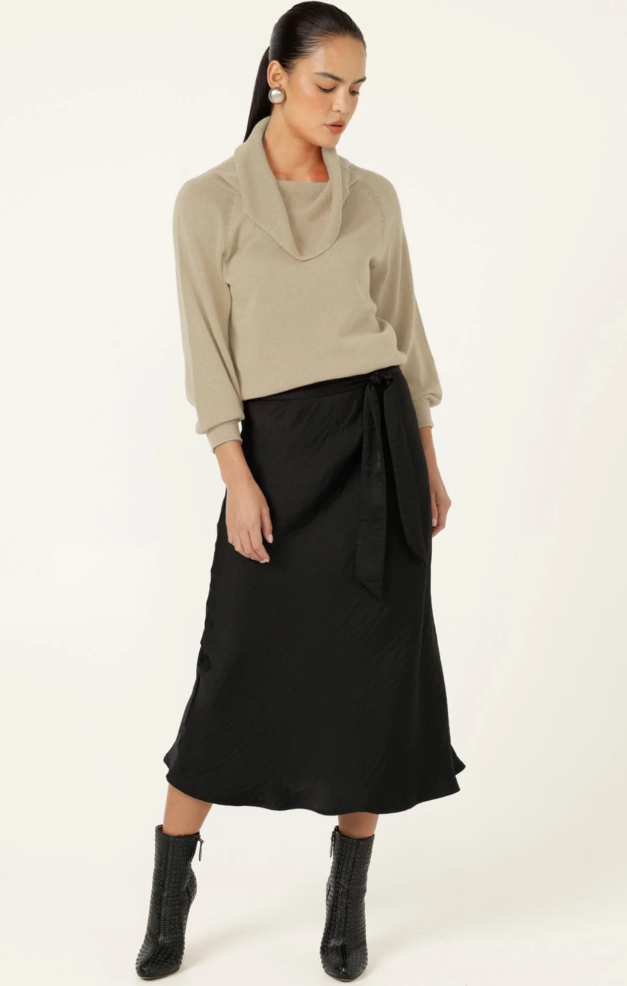 LUXE BIAS MIDI SKIRT IN BLACK - Image 9