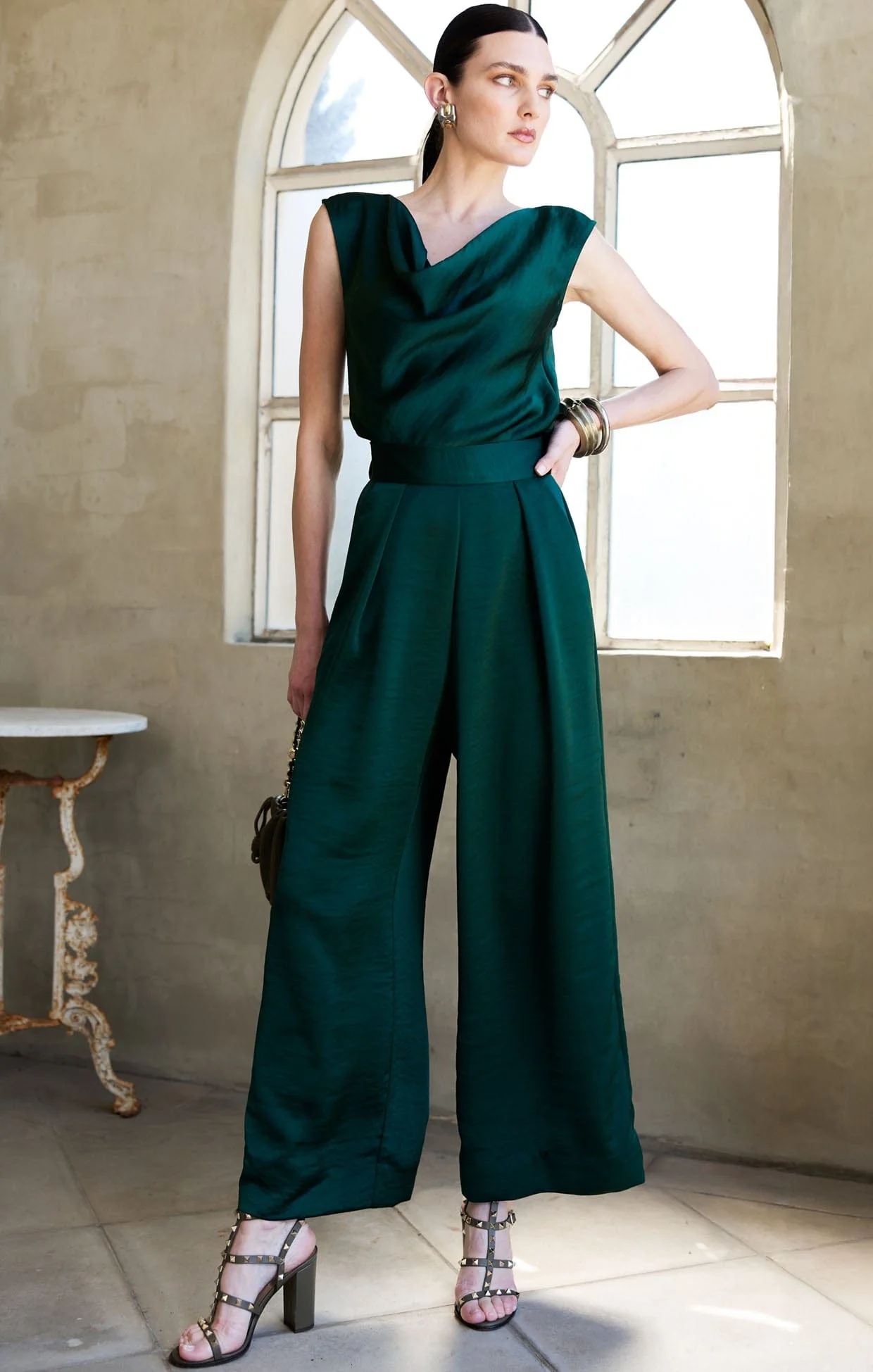 LUXE PLEATED TROUSER IN EMERALD - Image 4